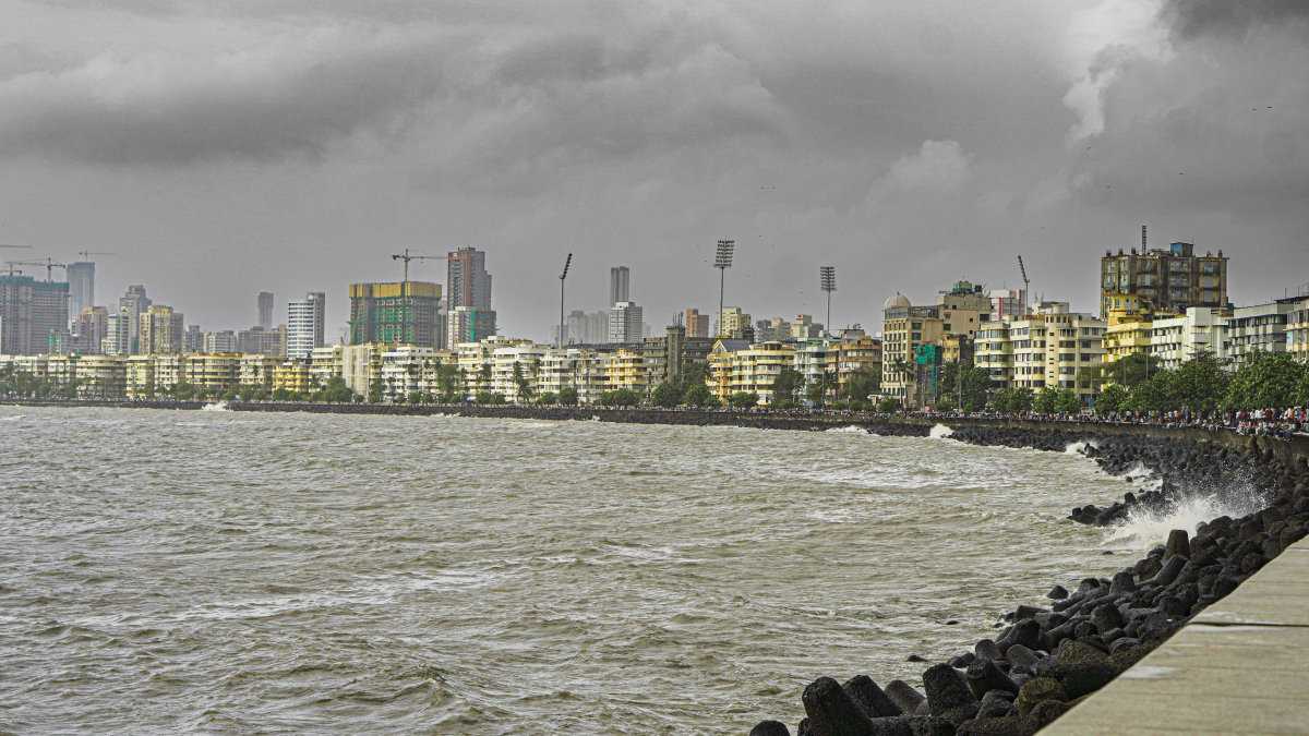 Places to Visit in Mumbai During Monsoon 2025 – Rainy Day Activities and Must-Try Delicacies