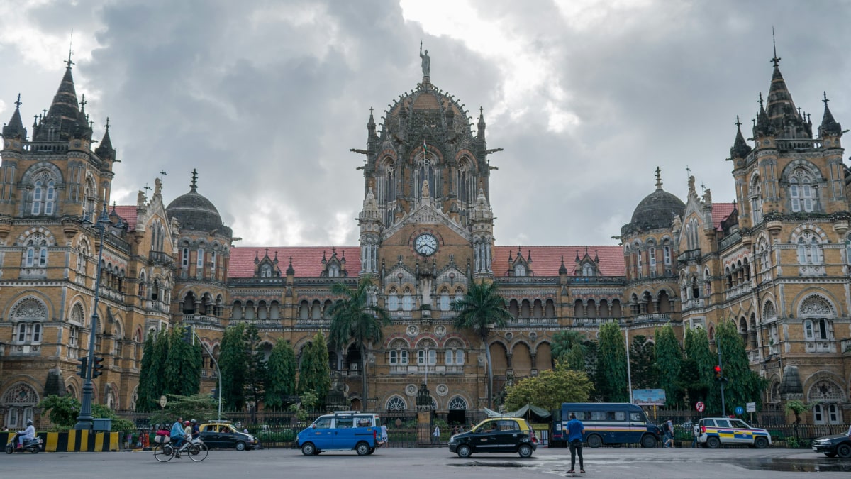 Exploring the Best Tourist Attractions Accessible via Mumbai Local.